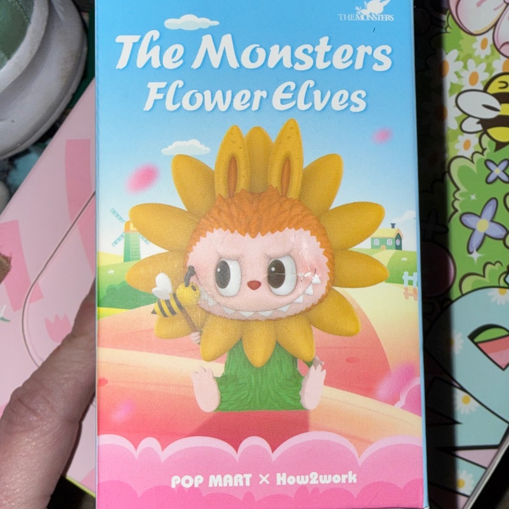 Pop Mart The Monsters Flower Elves - Aster Flower Bumblebee (Labubu) - Picture 2 of 2